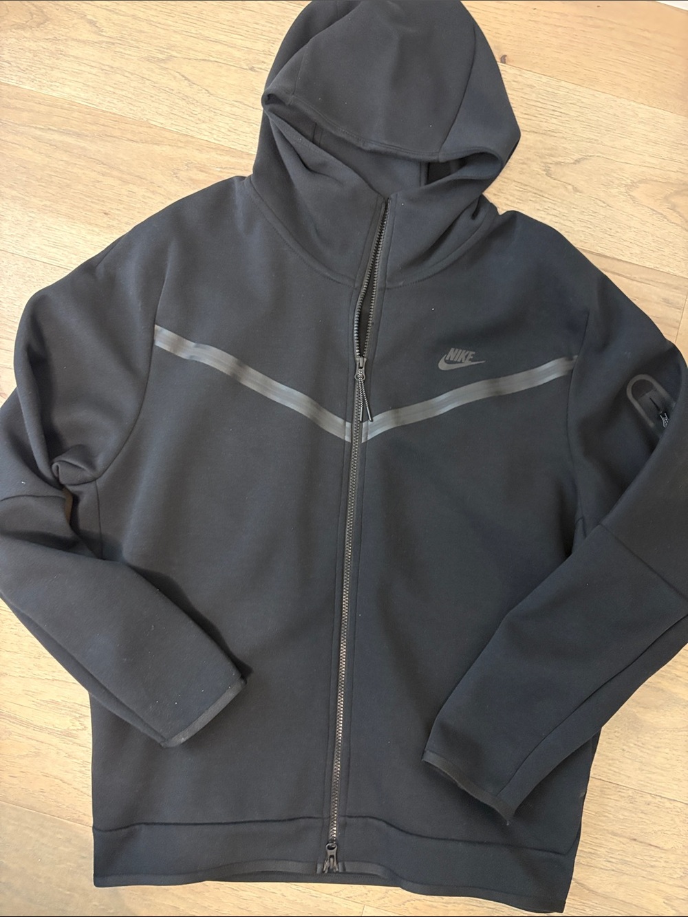Nike Black Men's Full-Zip Hooded Performance Jacket with Reflective Stripe